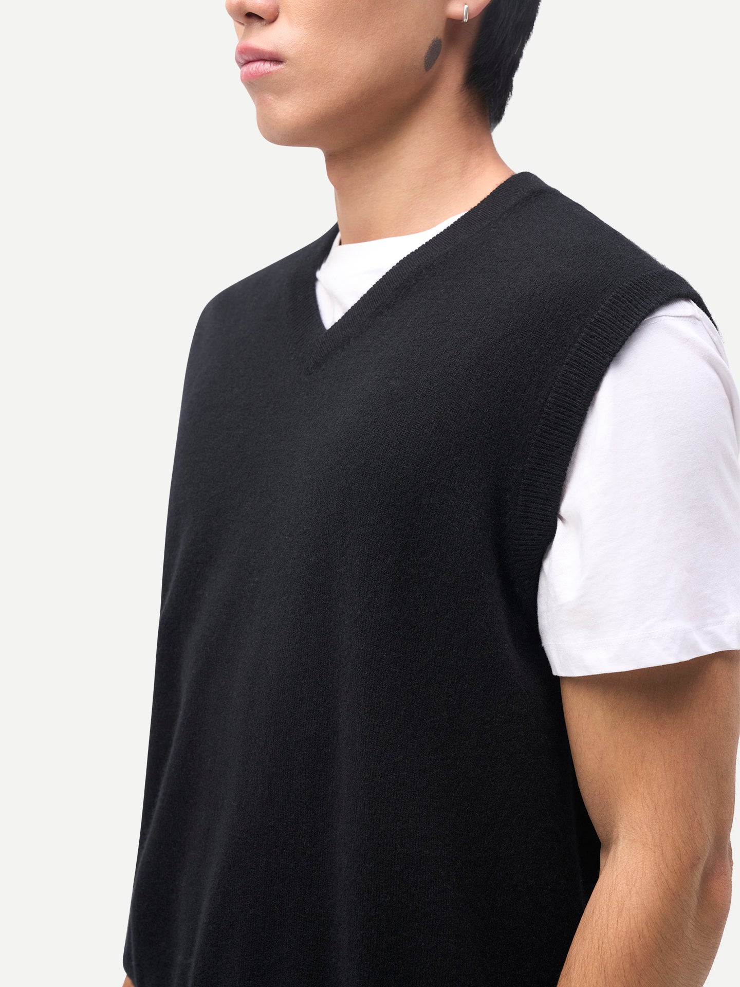 Timeless V-Neck Cashmere Vest Black - Gobi Cashmere