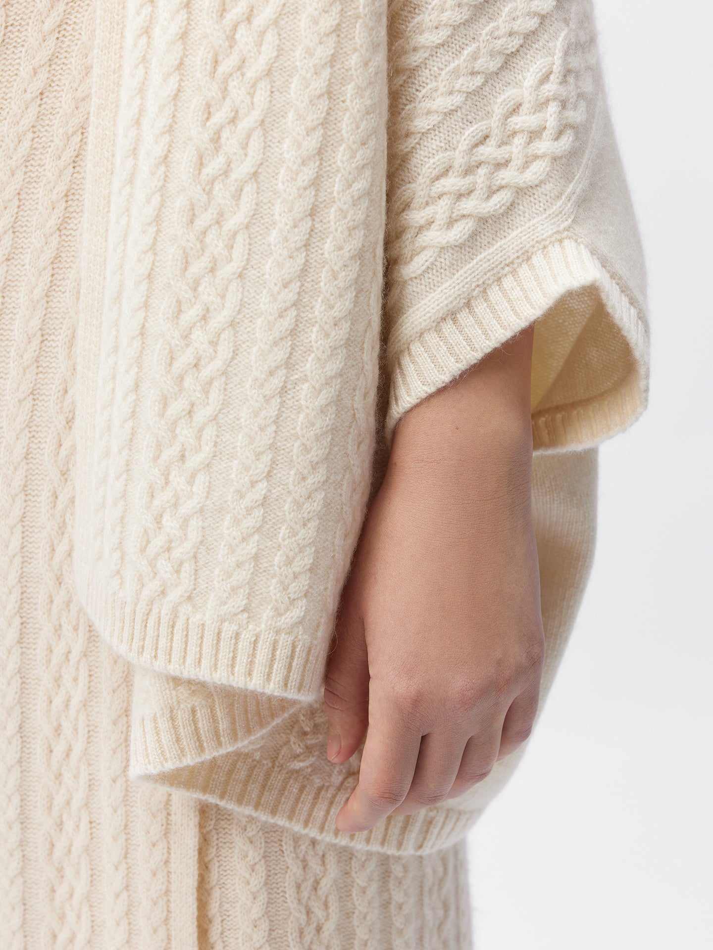 Women's Organic Colour Cable-Knit Cashmere Poncho Off White - Gobi Cashmere