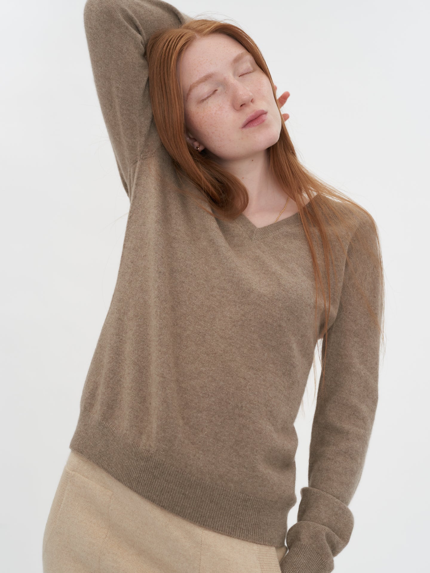 Women's Cashmere V-Neck Sweater Taupe- Gobi Cashmere